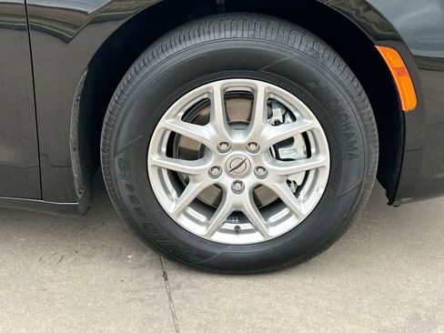 Used 2025 Chrysler Pacifica Select image 10