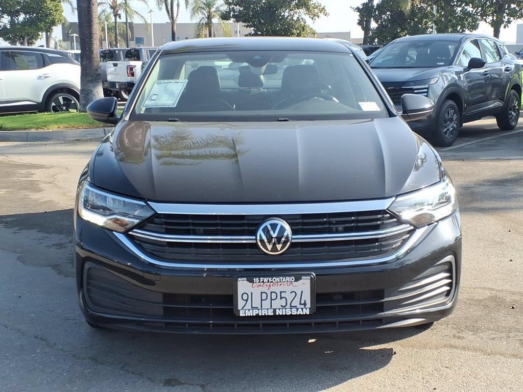 Used 2024 Volkswagen Jetta SE FWD image 2