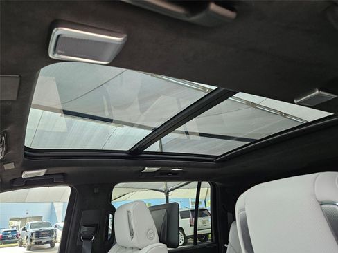 Used 2026 Cadillac Escalade ESV Platinum Sport w/ LPO, ONYX Package AWD/4WD image 7
