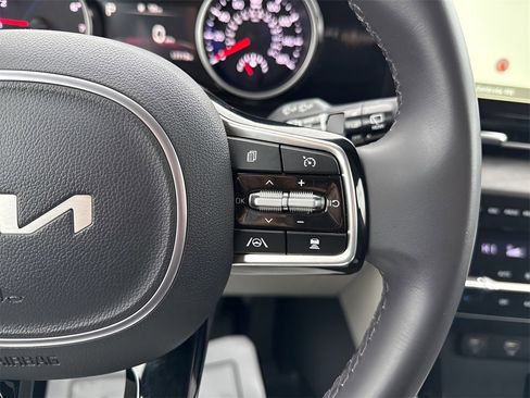 Used 2024 Kia Carnival EX image 26