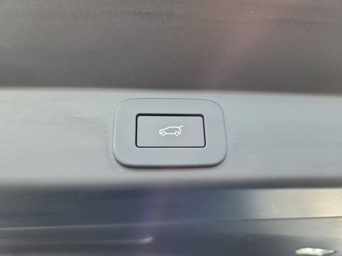 Used 2025 Land Rover Range Rover Sport SE image 14