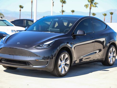 Used 2024 Tesla Model Y Long Range image 3
