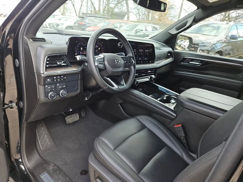 Used 2025 Chevrolet Suburban Z71 image 13