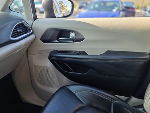 Used 2023 Chrysler Pacifica Touring-L FWD image 29