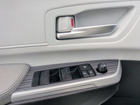 Used 2025 Toyota Sienna XLE w/ XLE Plus Package FWD image 14