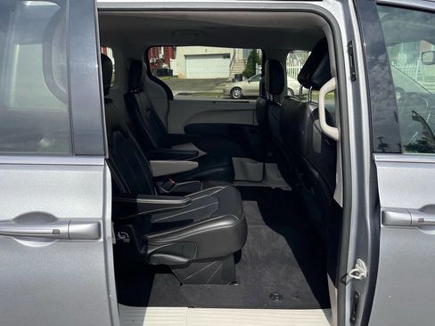 Used 2020 Chrysler Voyager Lxi image 11