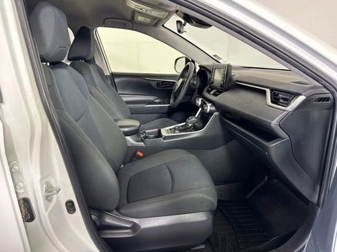 Used 2019 Toyota RAV4 LE w/ Carpet Mat Package AWD/4WD image 4