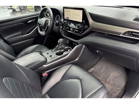 Certified 2023 Toyota Highlander XLE image 19
