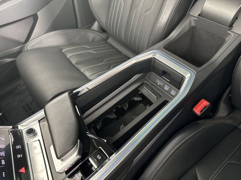 Used 2019 Audi e-tron Prestige w/ Prestige Package AWD/4WD image 16