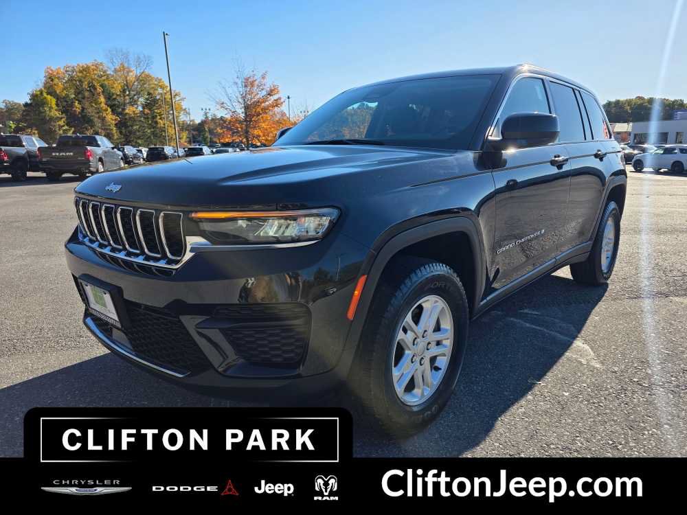 Used 2023 Jeep Grand Cherokee Laredo AWD/4WD image 1