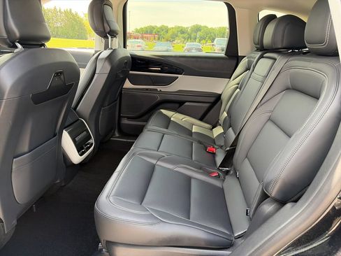 Used 2025 Lincoln Nautilus Premier AWD/4WD image 30