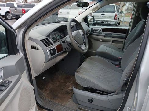 Used 2010 Chrysler Town & Country Touring image 9