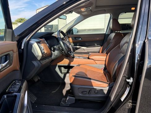 Used 2023 Nissan Pathfinder Platinum w/ Black Appearance Package AWD/4WD image 14