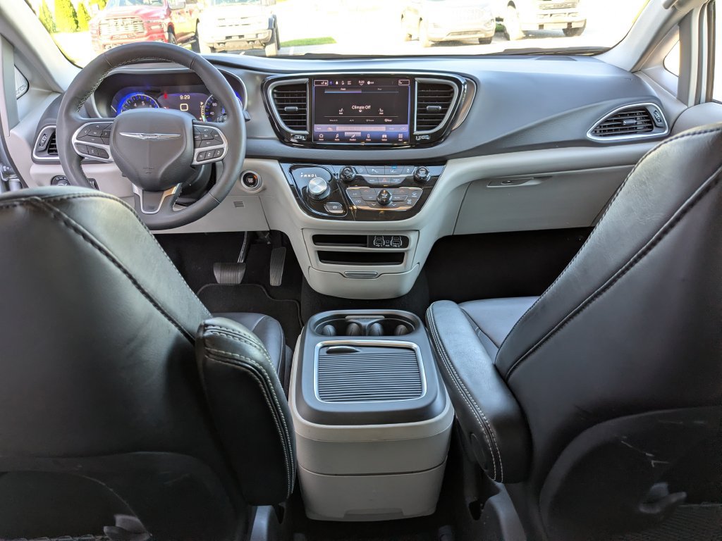 Used 2024 Chrysler Pacifica Touring-L FWD image 12