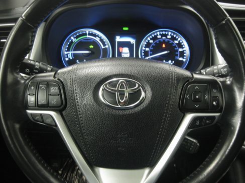 Used 2019 Toyota Highlander XLE image 17