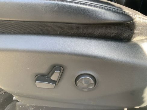 Used 2023 Chrysler Pacifica Touring-L FWD image 10