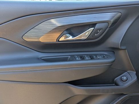 Used 2024 GMC Terrain SLE w/ Driver Convenience Package image 9