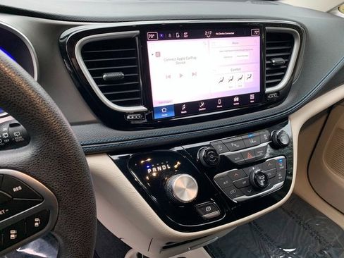 Used 2021 Chrysler Pacifica Touring image 23