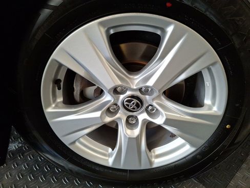 Used 2020 Toyota RAV4 XLE image 4