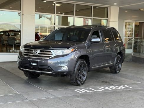 Used 2012 Toyota Highlander SE w/ Tow Pkg image 2