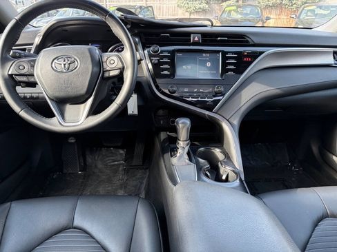 Used 2018 Toyota Camry SE w/ Moonroof Package FWD image 9