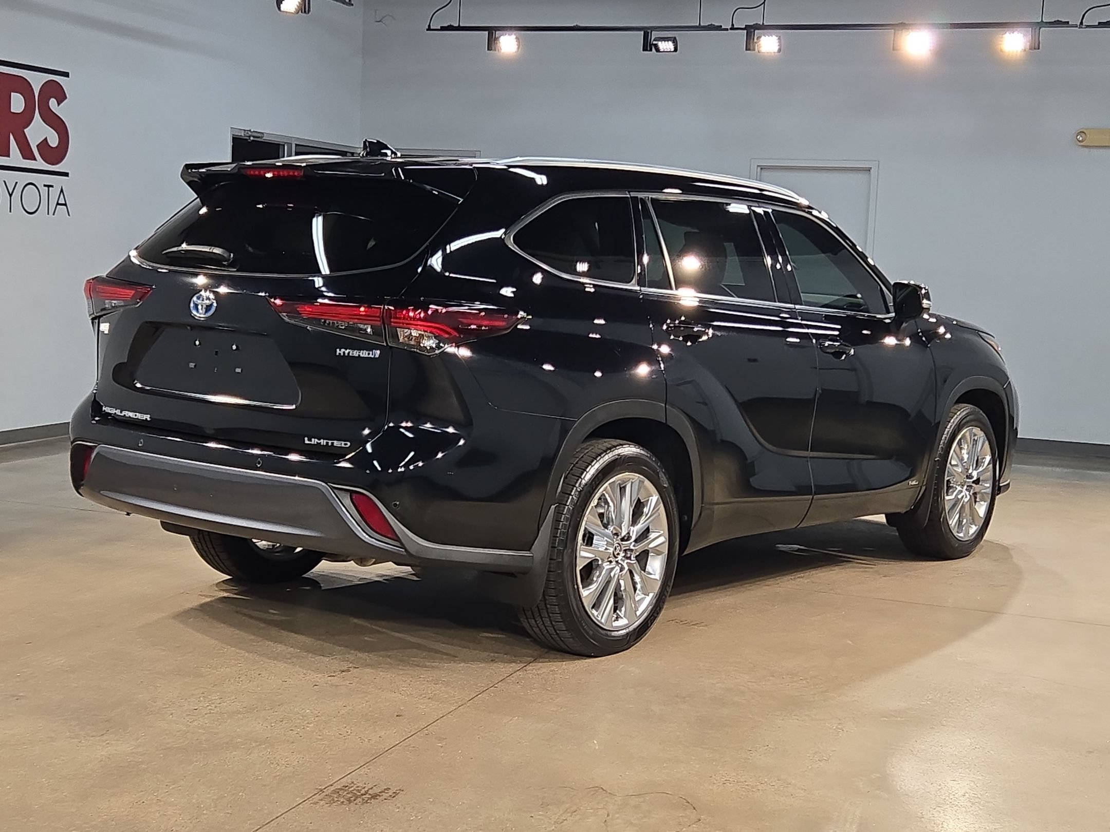 Used 2024 Toyota Highlander Limited AWD/4WD image 7