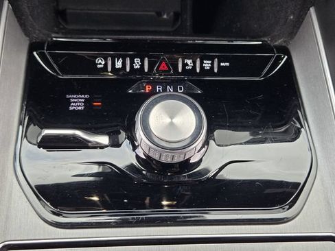 Certified 2025 Jeep Wagoneer L Series II AWD/4WD image 18