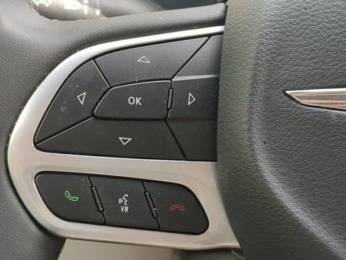 Used 2024 Chrysler Pacifica Limited FWD image 24