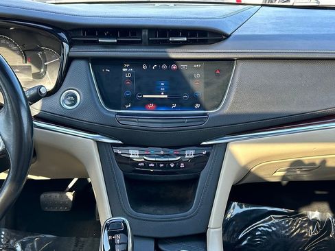 Used 2018 Cadillac XT5 Luxury w/ Driver Awareness Package AWD/4WD image 28
