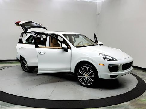 Used 2017 Porsche Cayenne Platinum Edition w/ Premium Package (PJV) AWD/4WD image 10