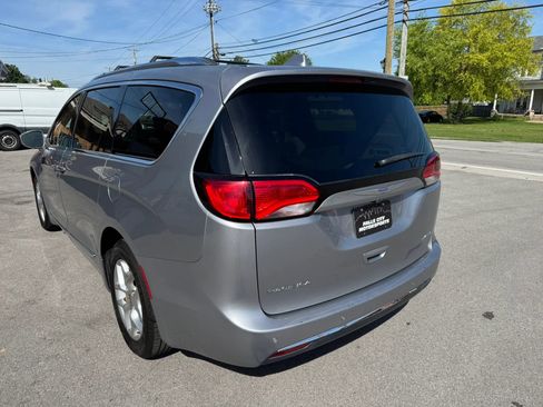 Used 2020 Chrysler Pacifica Limited FWD image 11