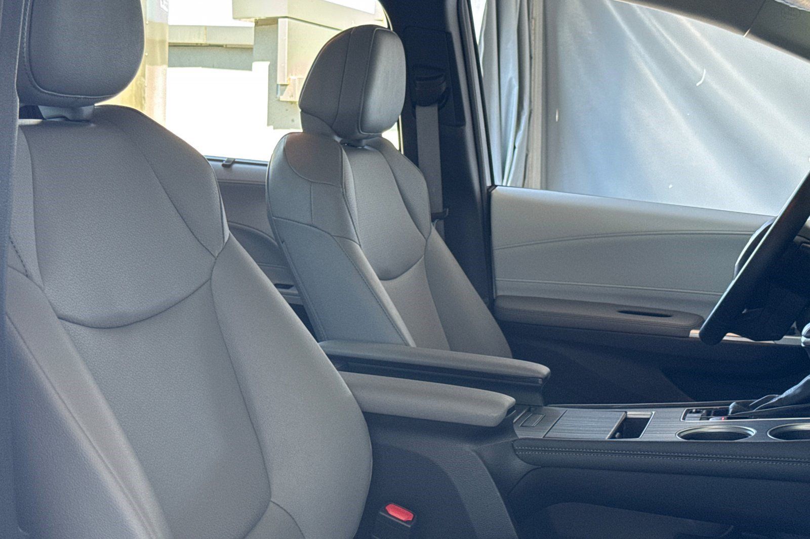Used 2025 Toyota Sienna XLE FWD image 27