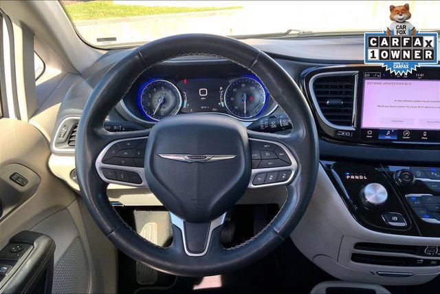 Used 2022 Chrysler Pacifica Touring-L FWD image 5