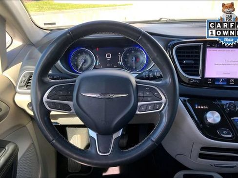 Used 2022 Chrysler Pacifica Touring-L FWD image 5