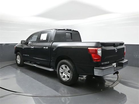 Used 2018 Nissan Titan SV image 5