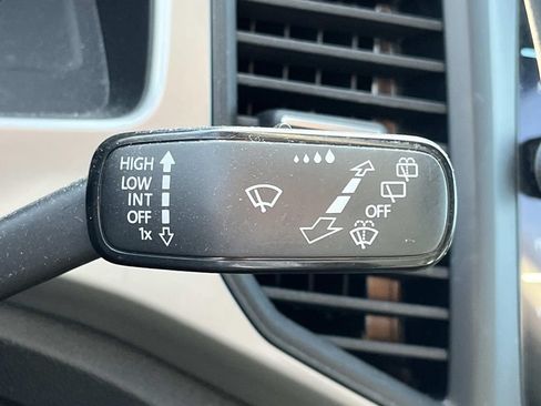 Used 2020 Volkswagen Atlas Cross Sport SE FWD image 43