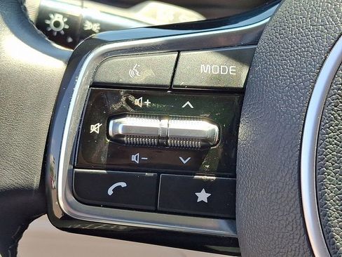 Used 2024 Kia Carnival EX FWD image 22