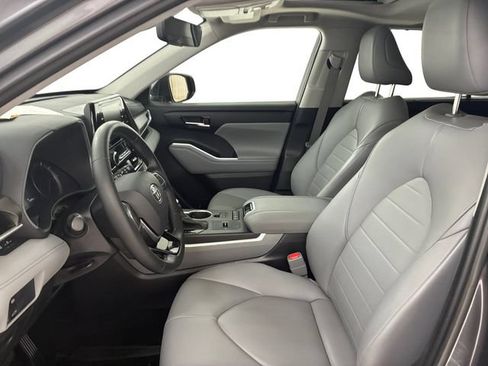 Used 2021 Toyota Highlander XLE AWD/4WD image 12