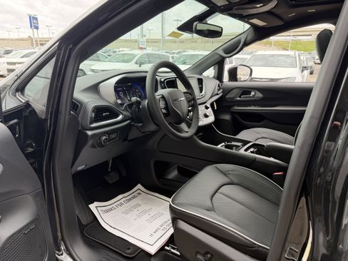 New 2026 Chrysler Pacifica Limited image 37