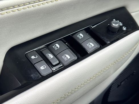 Used 2024 Jeep Wagoneer 4WD w/ Premium Group I image 24