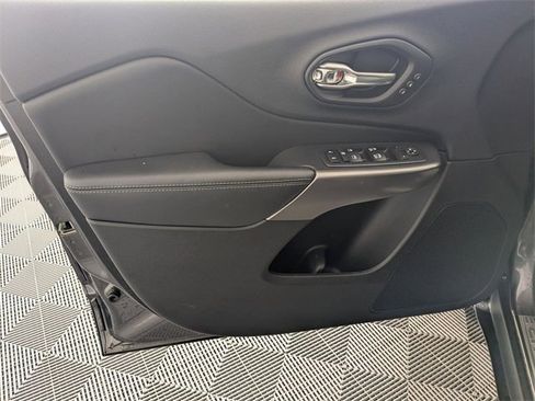 Used 2019 Jeep Cherokee Limited w/ Technology Group image 10