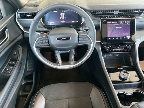 Used 2025 Jeep Grand Cherokee Laredo RWD image 25