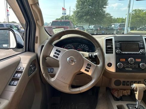 Used 2015 Nissan Frontier SV w/ SV Value Truck Package RWD image 19