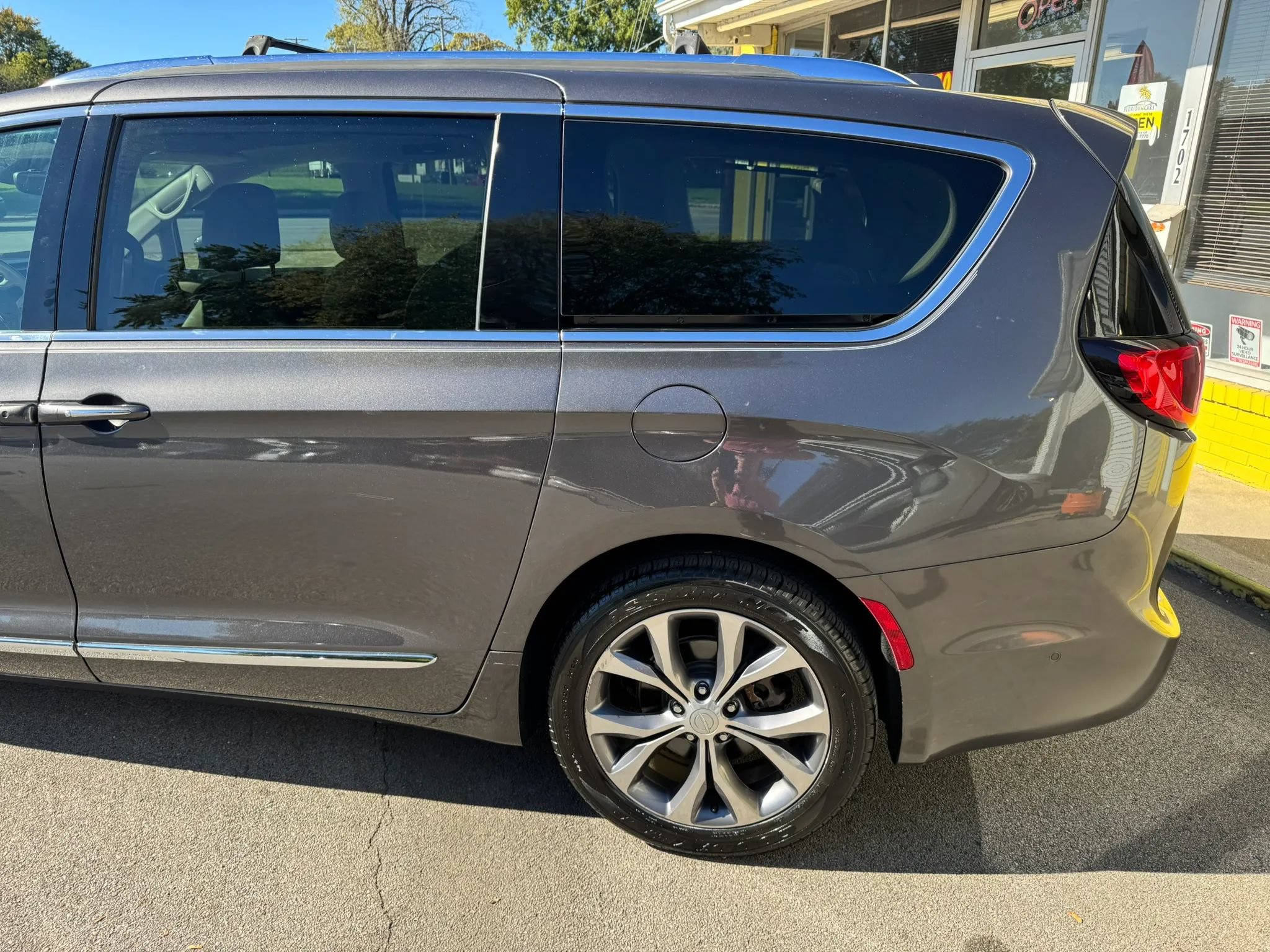 Used 2017 Chrysler Pacifica Limited FWD image 5