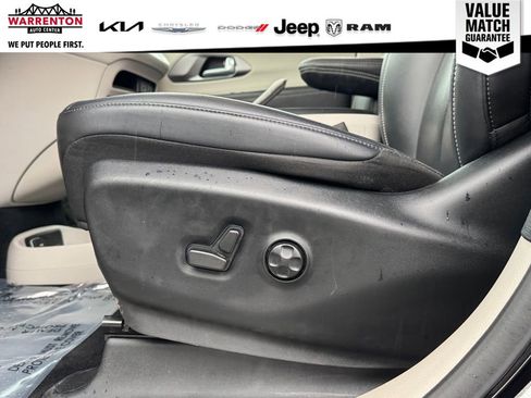 Used 2024 Chrysler Pacifica Touring-L image 17