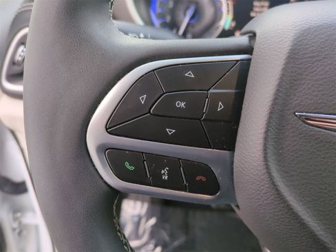 Used 2023 Chrysler Pacifica Touring-L image 23