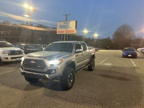 Used 2020 Toyota Tacoma TRD Off-Road w/ Technology Package image 2