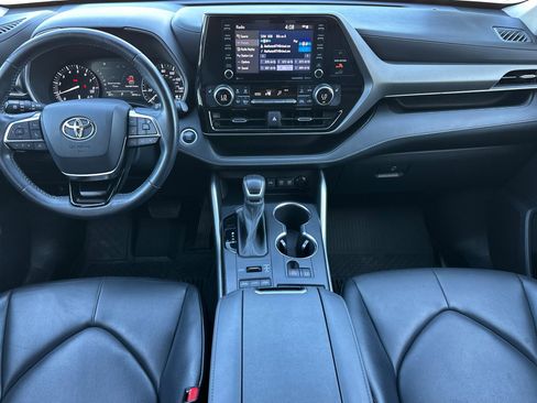 Used 2021 Toyota Highlander XLE AWD/4WD image 13