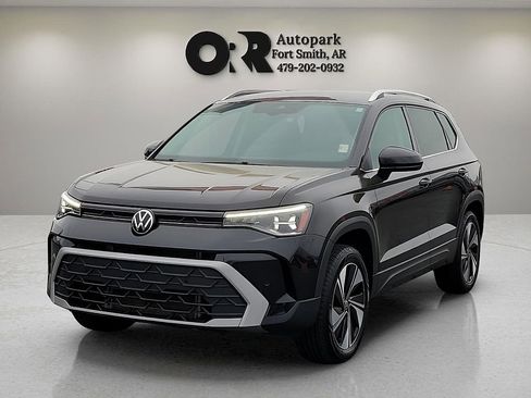 Used 2025 Volkswagen Taos SE image 2