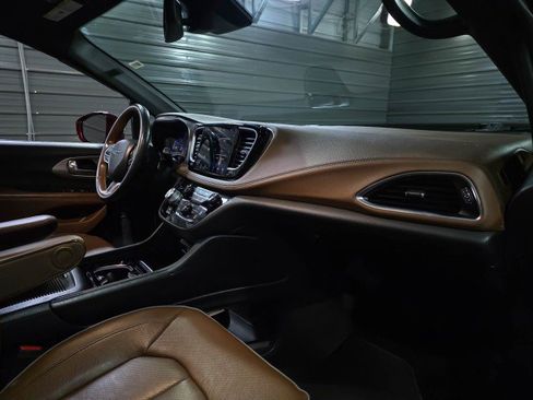 Used 2021 Chrysler Pacifica Limited w/ Uconnect Theater Family Group FWD image 12